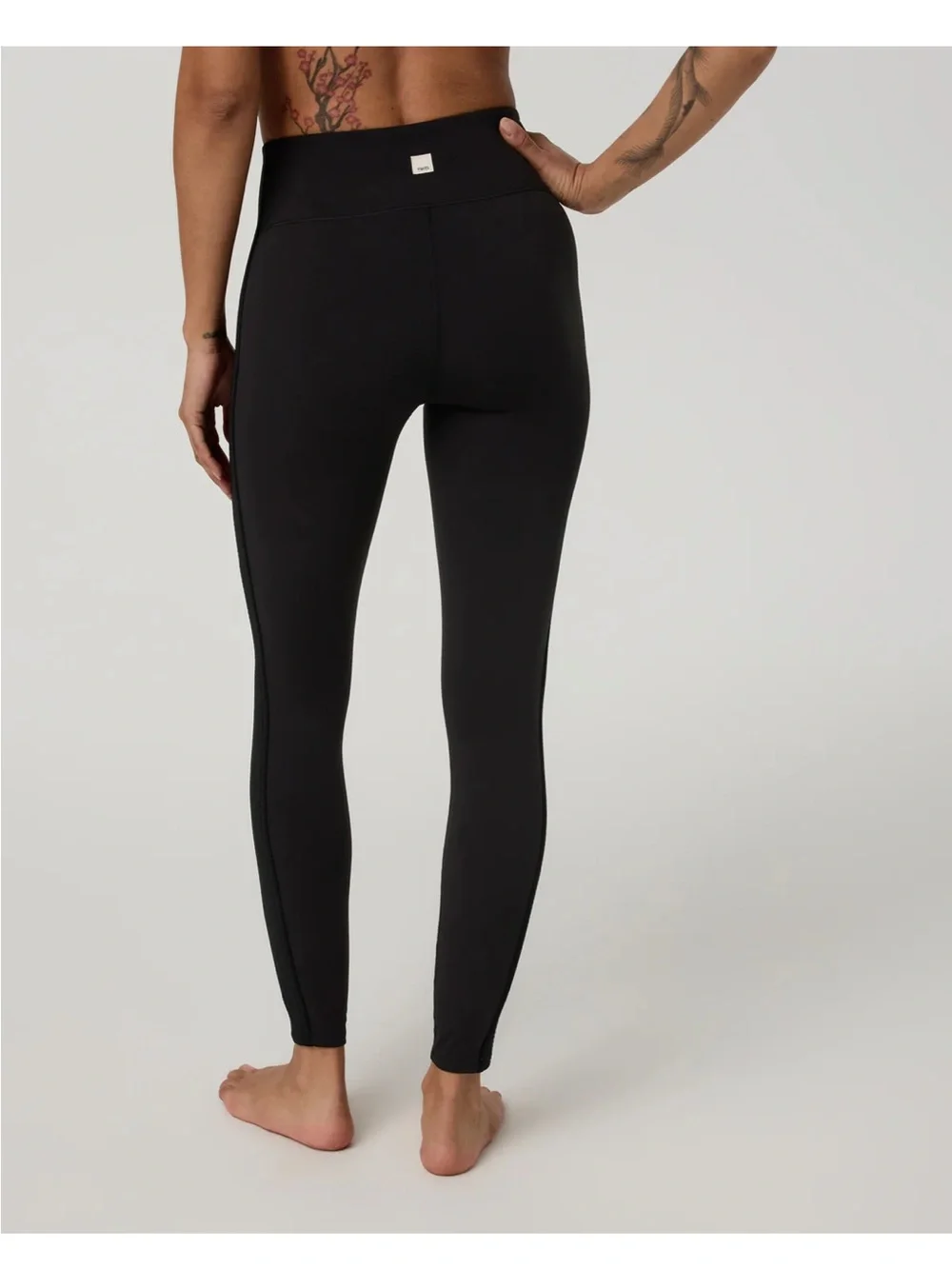 Vuori Skyline Legging in Black - Picture 8 of 9